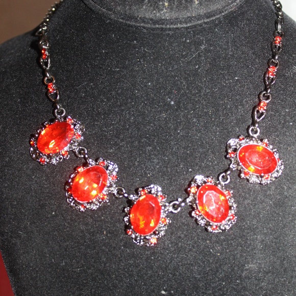 Nwt: Dark Antique Silvertone Red Stone Necklace - Picture 3 of 5